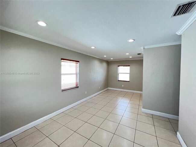 Building Photo - 645 E 8th Ave