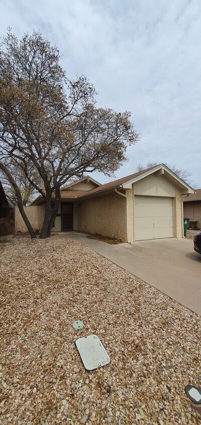 Foto principal - Spacious 2 bedroom 2 bath townhome COMING ...