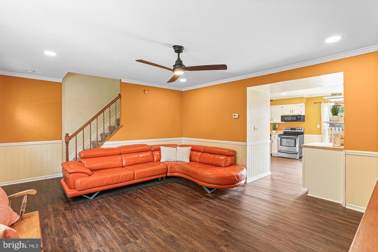 Primary Photo - 1321 Oak View Dr