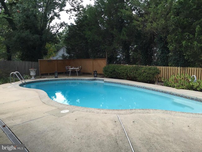 Foto del edificio - 6048 Redwood Ln