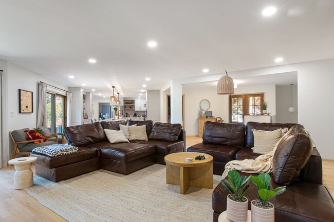 Building Photo - 5 Bed/4.5 Bath Undergrads OK Close to VT