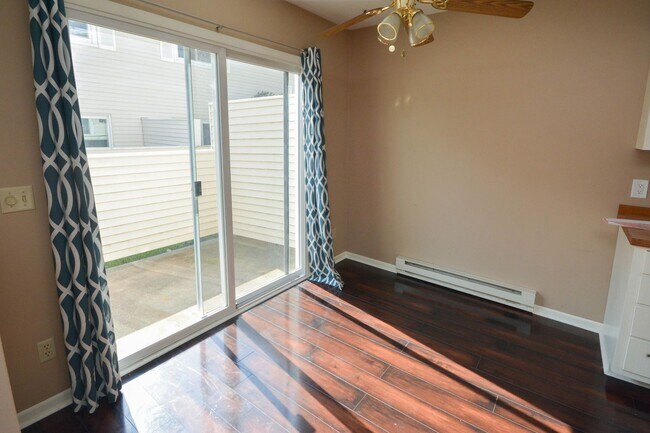 Building Photo - Great pet friendly townhome with private p...