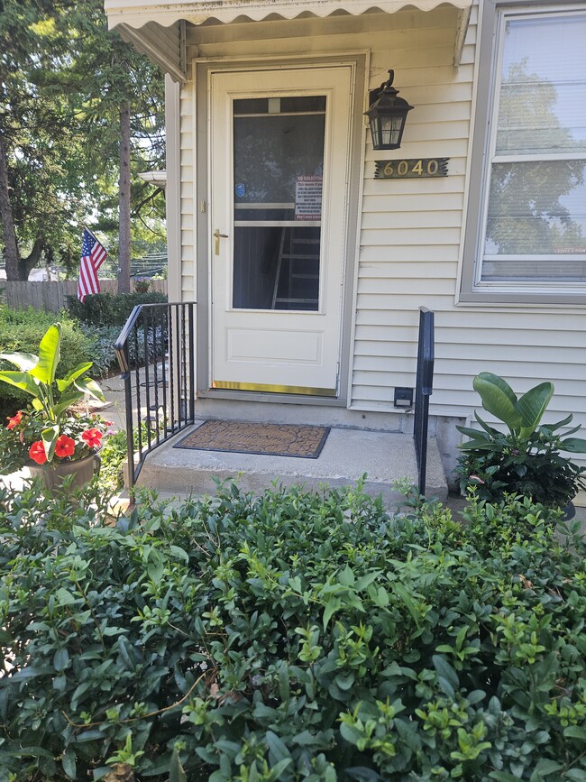Building Photo - 6040 N Avondale Ave