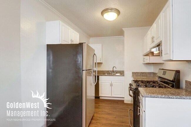 Building Photo - Coronado Top Floor 1Bdm 1Ba Apartment