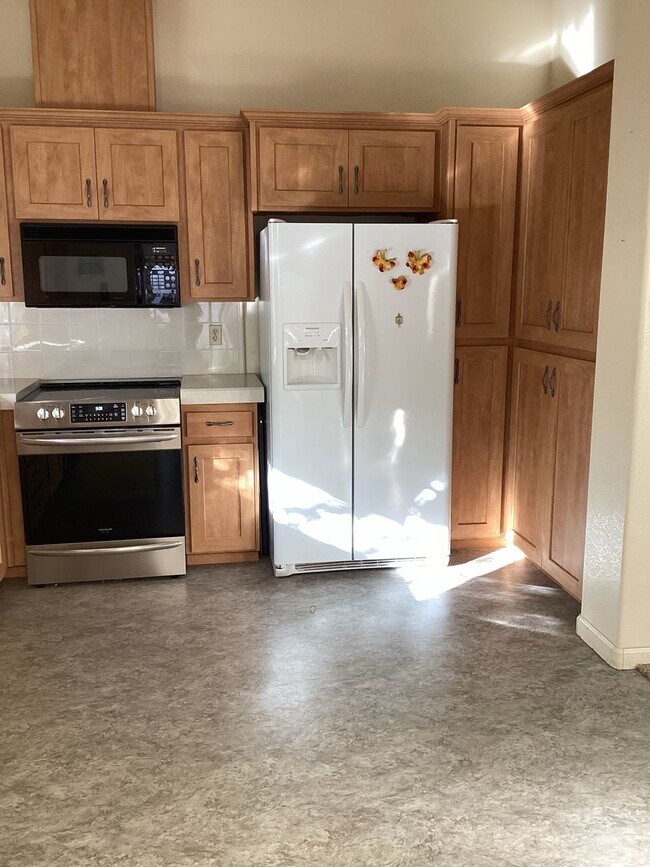 Building Photo - clean and quiet 3 bedroom 2 bathroom house...