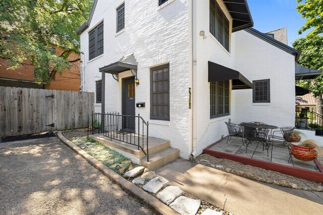 Building Photo - 1403 Woodlawn Blvd