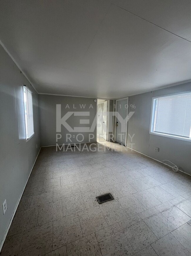 Building Photo - 2 Bedroom, 1 Bathroom Now Available!
