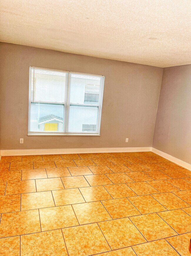 Building Photo - 7919 Lakeshore Dr