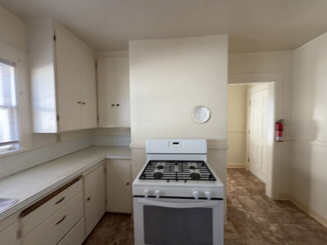 Foto del edificio - Pet-friendly home with a detached garage!