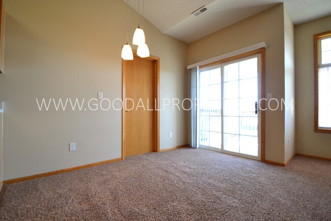Building Photo - 2 Bedroom condo with 1 3/4 baths - 1 car g...