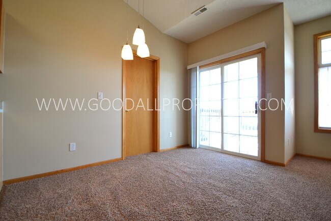 Foto del edificio - 2 Bedroom condo with 1 3/4 baths - 1 car g...