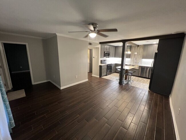 Foto del edificio - Fully Renovated 3 Bedroom Apartment in Pri...