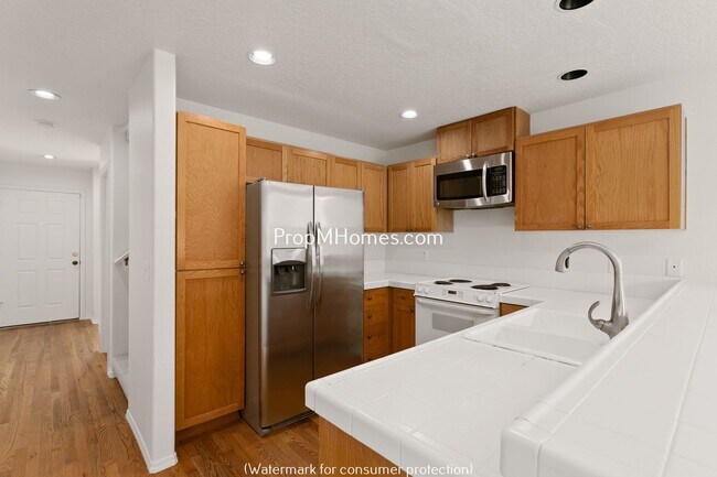 Building Photo - Wonderful Three Bedroom Plus Office In Bea...