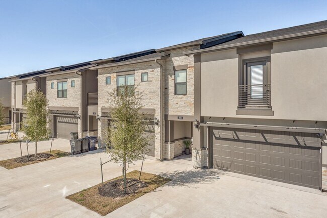 Building Photo - 3 Bed Townhome in Pershing Pointe! Availab...