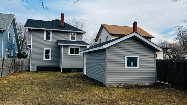 Building Photo - 1146 Lily St