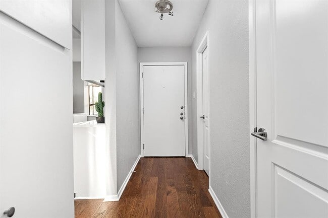 Building Photo - 7122 Wood Hollow Dr