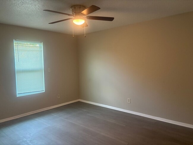 Building Photo - 3925 Highridge Dr SW