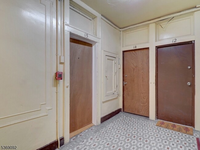 Building Photo - 138 Elmora Ave