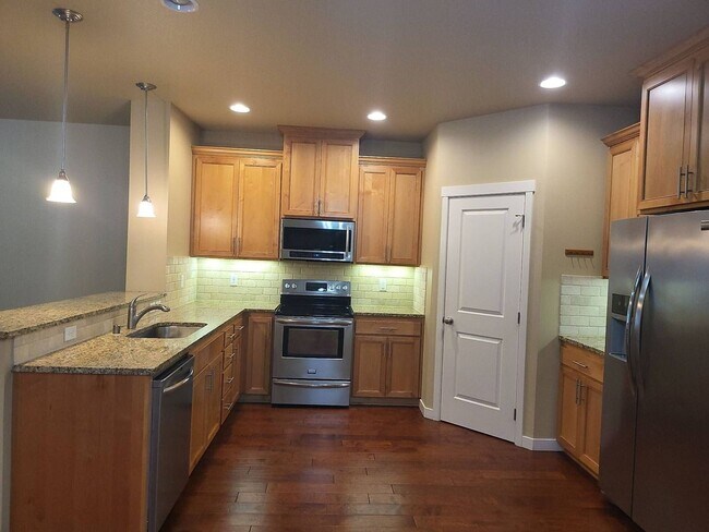 Foto del edificio - 3 bedroom town home in perfect location