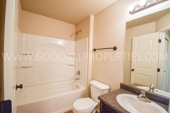 Foto del edificio - Beautiful 4 Bedroom Ranch with  Finished B...