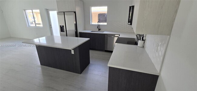 Foto del edificio - 6820 NW 6th Ct