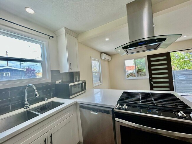 Building Photo - Charming Hyde Park 3b/2b Bungalow with Mod...