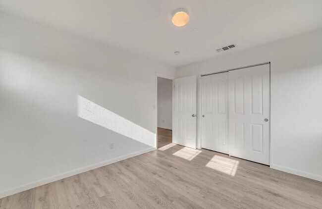 Building Photo - Elegant 5-Bedroom, 3.5-Bathroom Home – Mov...