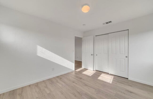 Foto del edificio - Elegant 5-Bedroom, 3.5-Bathroom Home – Mov...