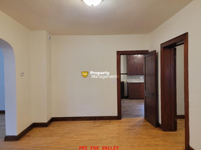 Building Photo - LARGE 2 Bed Lower Downtown Appleton
