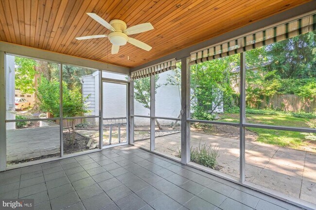 Foto del edificio - 7014 Beechwood Dr