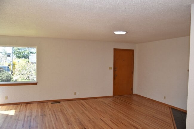Building Photo - North Tacoma 3 Bedroom 1.5 Bath With 2 Car...