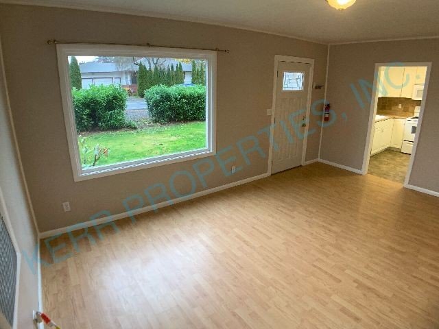 Building Photo - FREE RENT! Spacious 3-Bedroom Duplex Retre...