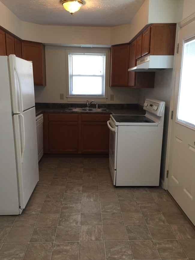 Kitchen - 20 White Cir