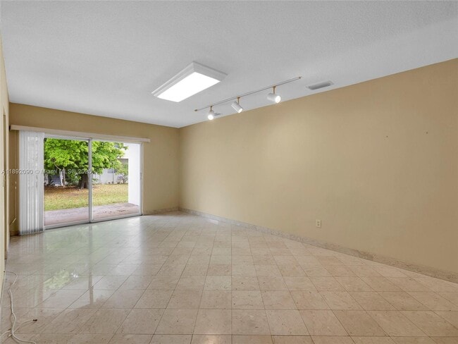 Building Photo - 1109 Biarritz Dr