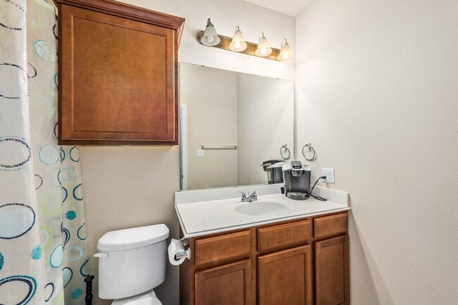 Building Photo - Spacious 1 Bed, 1 Bath in Beautiful Lakeri...