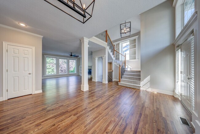Foto del edificio - {14400} Somerset Brooke + Beautifully Updated Throughout + Finished Walk Out Basement + Fenced Yard