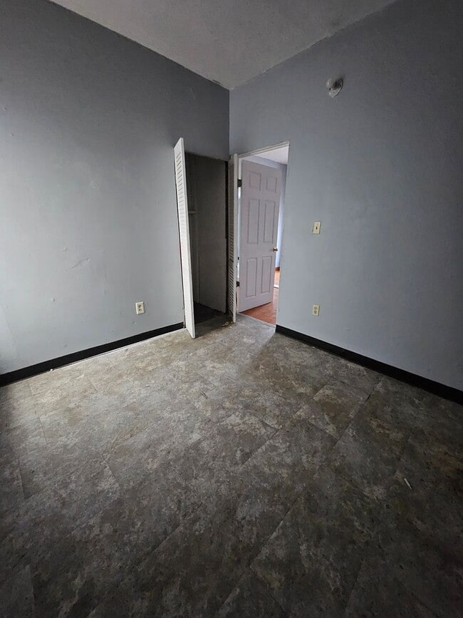 Building Photo - 4 bedroom single family home