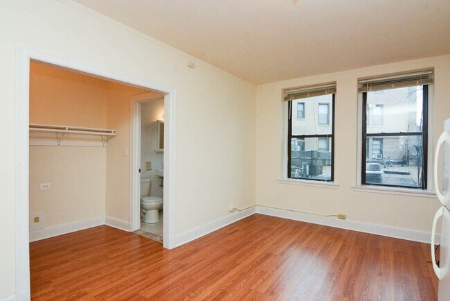 Foto del edificio - 3335 W Diversey Ave