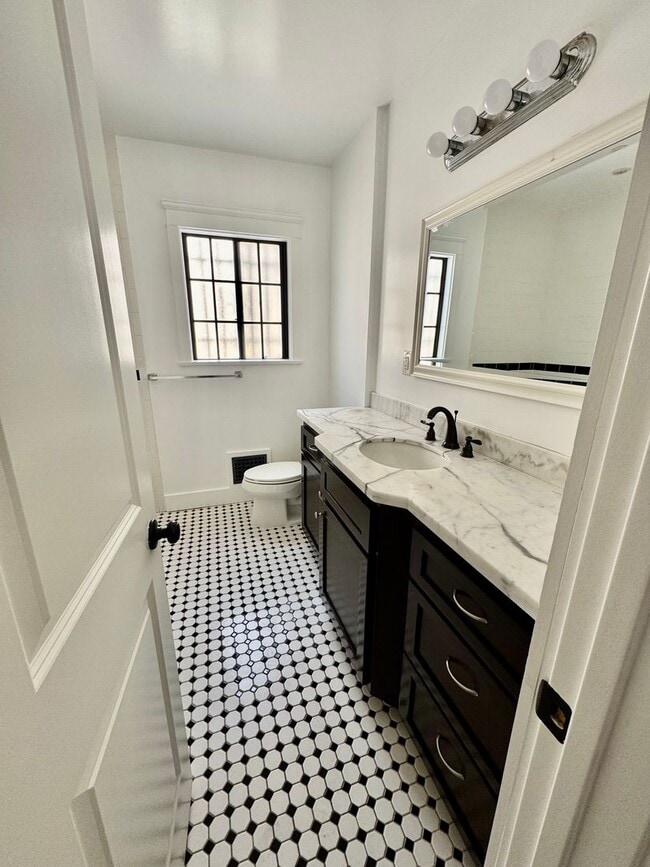 Building Photo - Completely remodel 1 bedroom apartment in ...