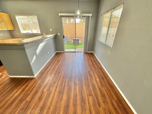 Foto del edificio - BRIGHT 2-BEDROOM CONDO IN SOUTHWEST LAS VEGAS CONDO