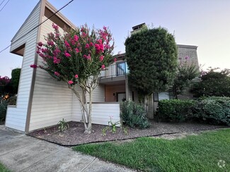 Building Photo - 7076 N Holiday Dr