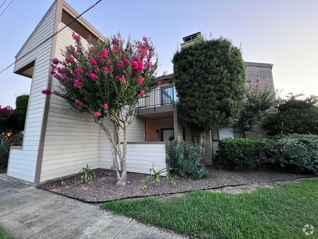 Building Photo - 7076 N Holiday Dr