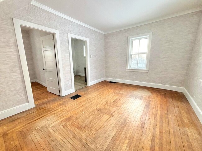 Building Photo - 5 Bedrooms - 1 Bath Rental Unit for Rent – Available Immediately!