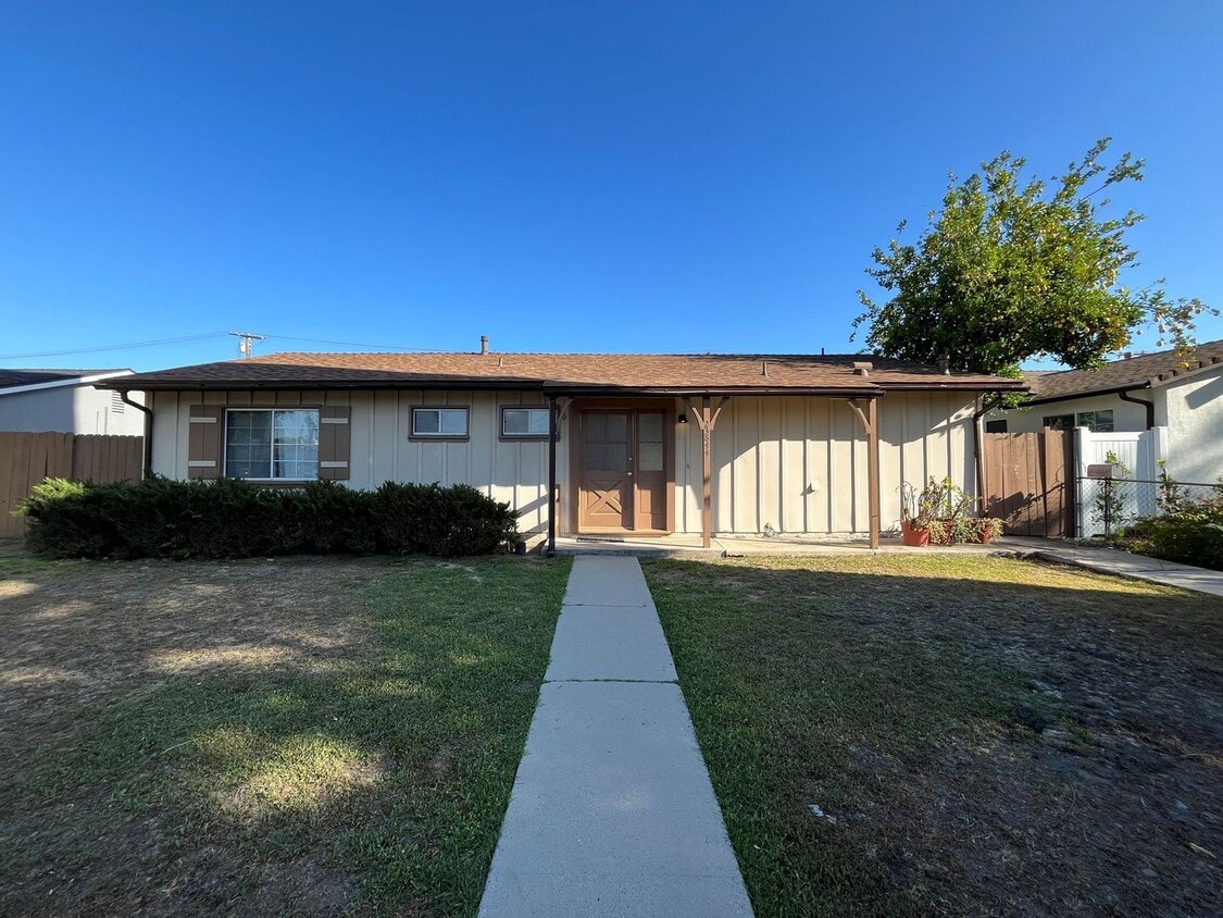 Foto principal - AVAILABLE NOW! Upgraded 3+1.5 w/backyard, ...