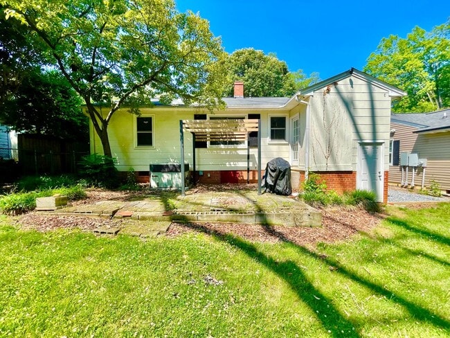 Building Photo - Beautiful 3 Bed 1 Bath Home Located near target shopping center off of Battleground in desirable ...