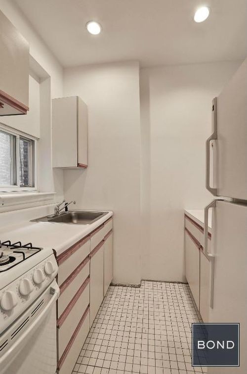Building Photo - 213 E 83rd St