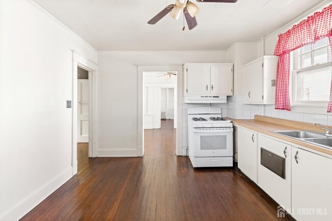 Building Photo - 196 Strawberry Hill Ave