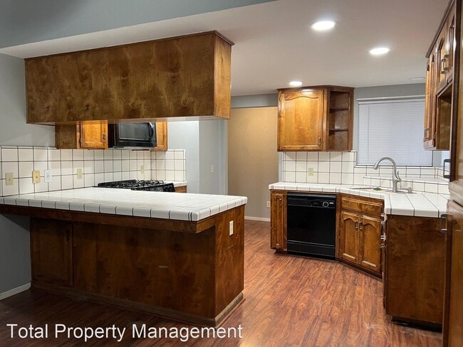 Building Photo - 3 br, 2 bath House - 425 S. Aronian St.