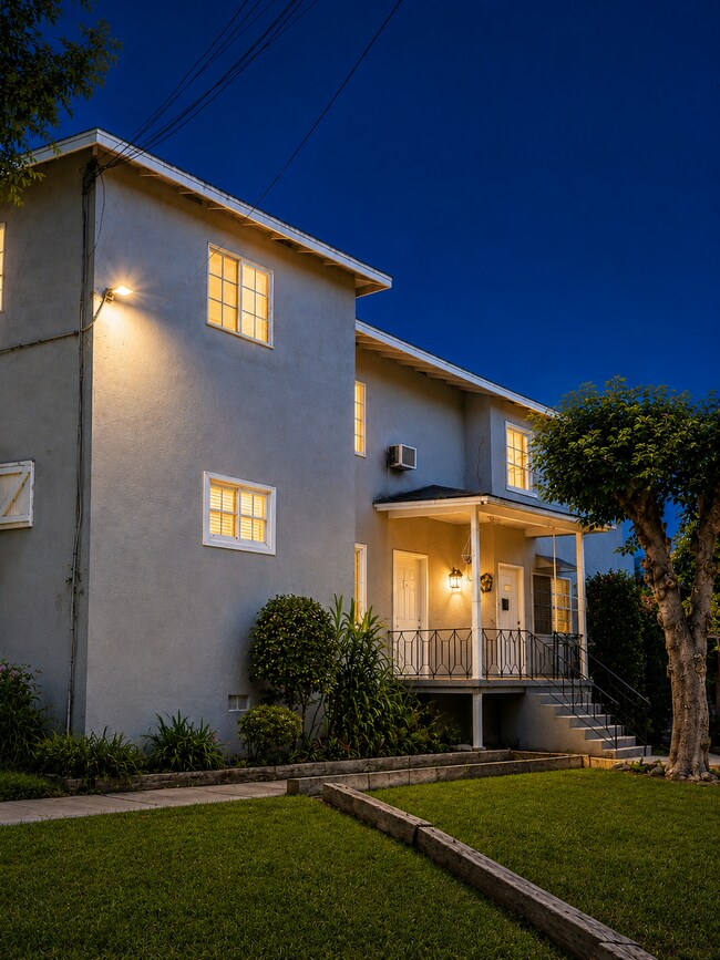 Foto del edificio - 2616 crestmoore pl