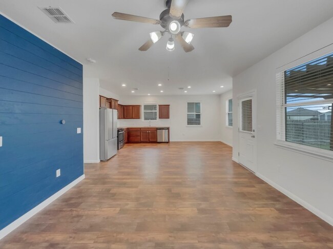 Foto del edificio - 717 Twisted Oaks Ln